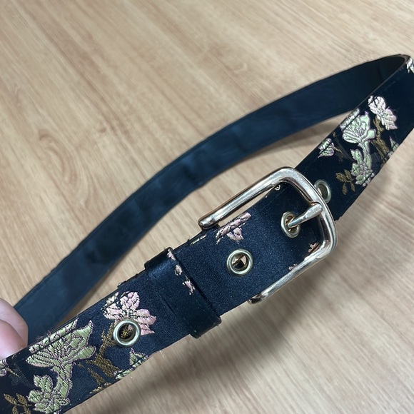 Accessories - Black Embroidered Floral Glossy Manmade Belt Size Small/Medium
